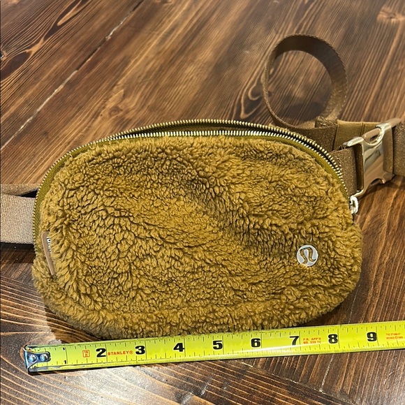 Lululemon Sherpa Belt Bag - Picture 10 of 11
